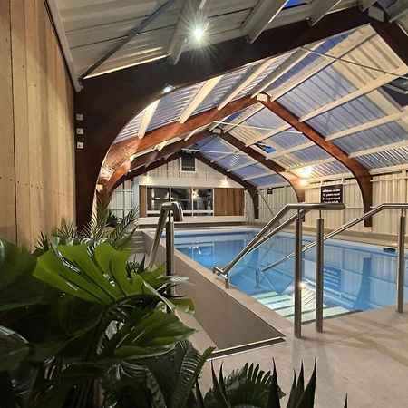 Tasman Holiday Parks - Christchurch Exterior foto The swimming pool at the new school